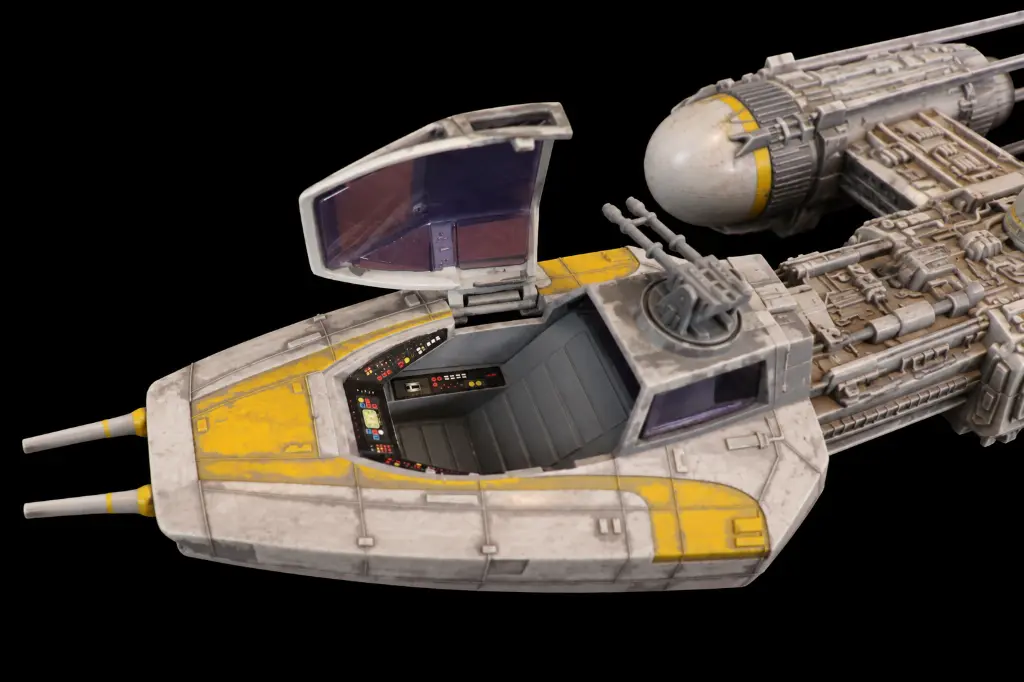 Modèle Y-wing usé, cockpit ouvert.webp